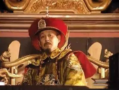 陈道明在《康熙王朝》中怒斥群臣的这段台词表演极为经典。